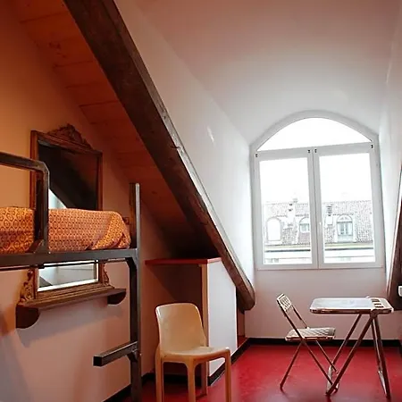 Attic Vandrerhjem *
